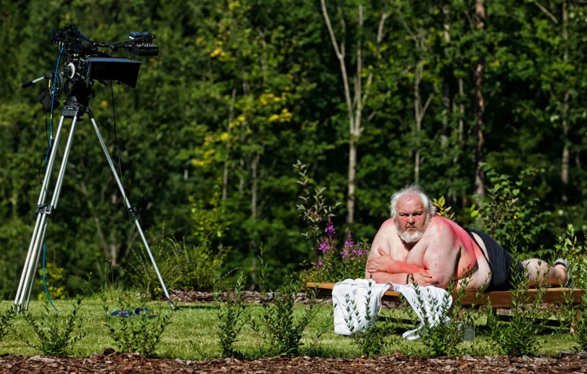 Milan Chára leží venku.