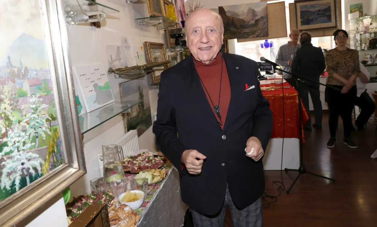 Felix Slováček se usmívá. 