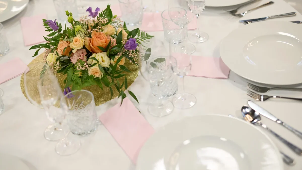 Stůl připravený na svatební hostinu