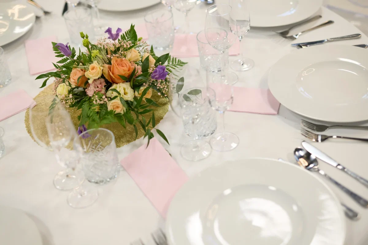 Stůl připravený na svatební hostinu