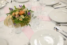 Stůl připravený na svatební hostinu