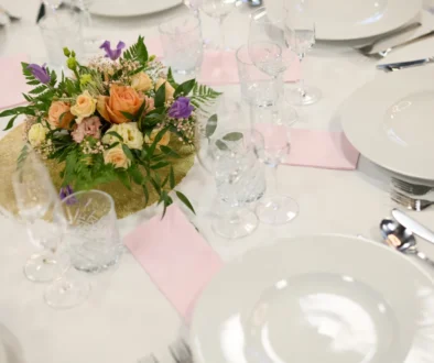 Stůl připravený na svatební hostinu