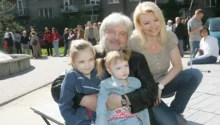 Režisér Dušan Rapoš a herečka Eva Vejmělková u opravené fontány