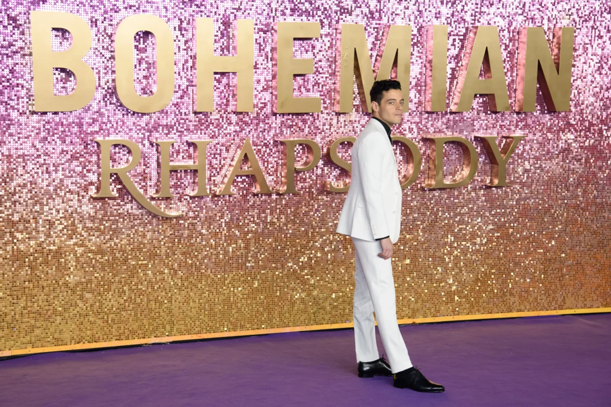 Muž v pozadí s nápisem Bohemian Rhapsody.