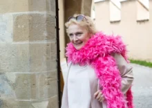 Regina Rázlová pózuje u zdi.