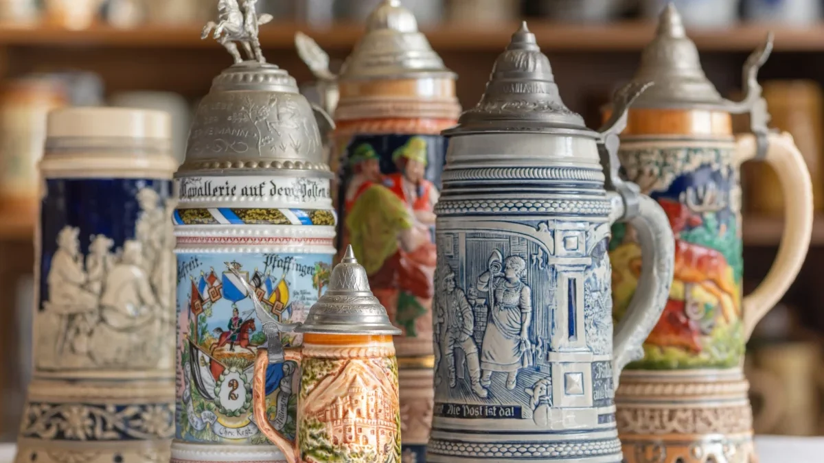 Staré zdobené nádoby na pivo