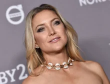 Kate Hudson se usmívá.
