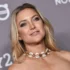 Kate Hudson se usmívá.