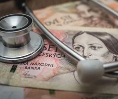 Na stole leží peníze.