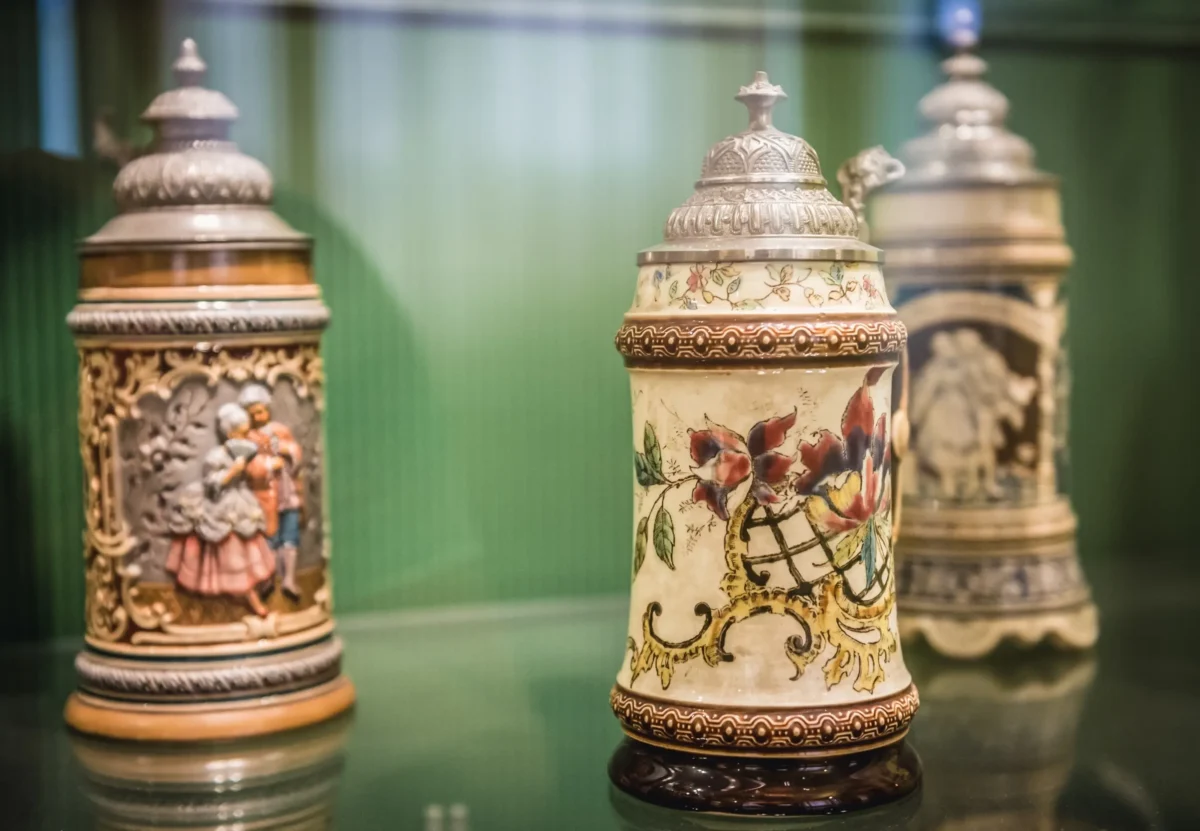 Tři staré nádoby na pivo