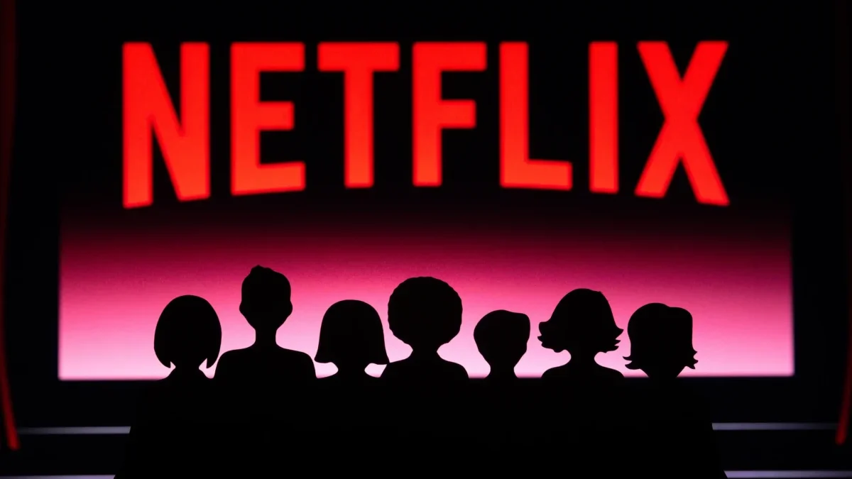 Nápis Netflix a pod ním jsou stíny lidí.