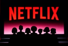 Nápis Netflix a pod ním jsou stíny lidí.