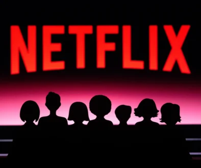 Nápis Netflix a pod ním jsou stíny lidí.