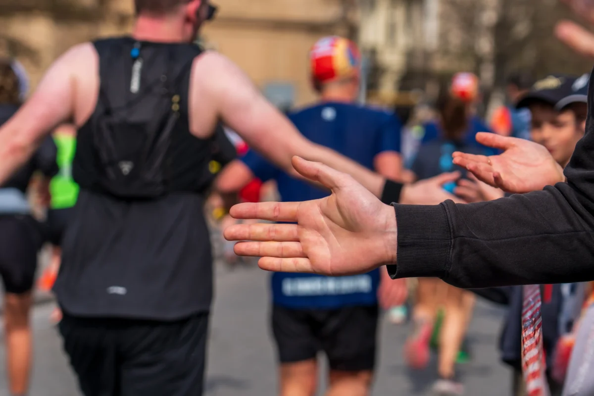 Podávání ruky běžci 