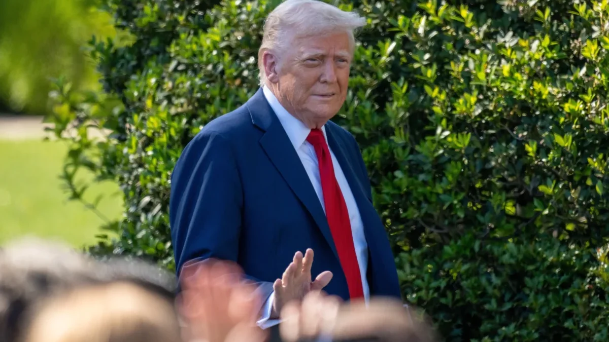 Donald Trump zvedá ruku.