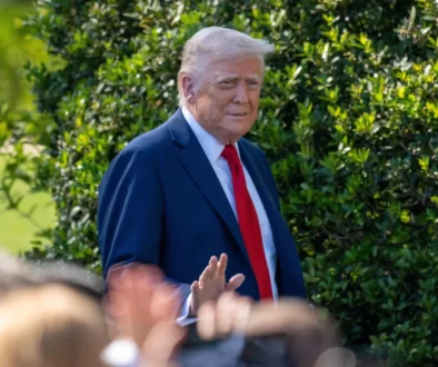 Donald Trump zvedá ruku.