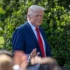 Donald Trump zvedá ruku.