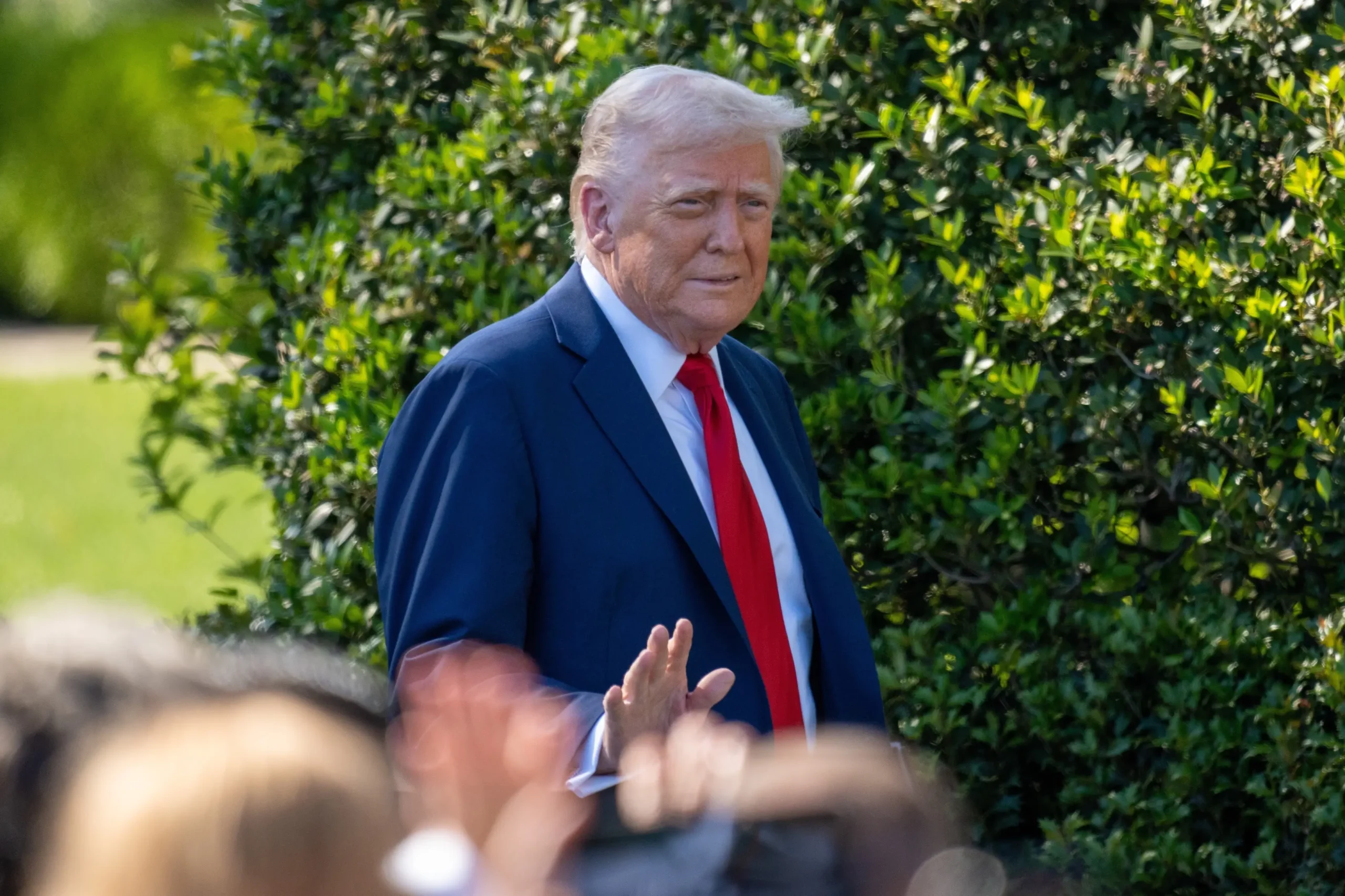 Donald Trump zvedá ruku.