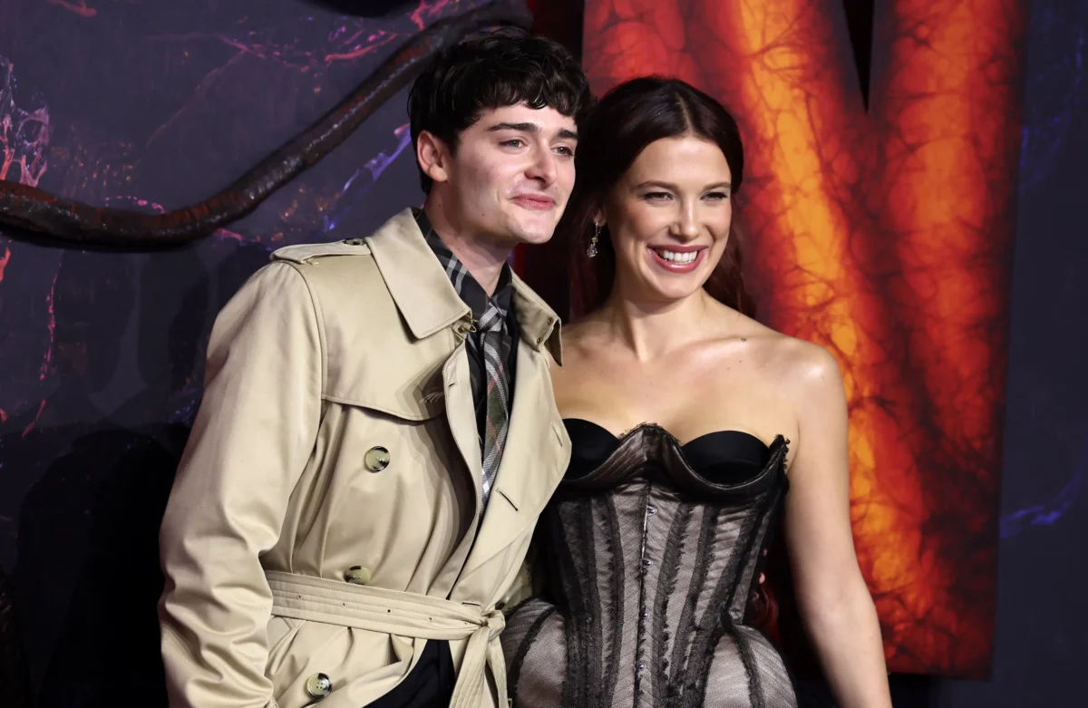 Noah Schnapp a Millie Bobby Brown stojí vedle sebe. 