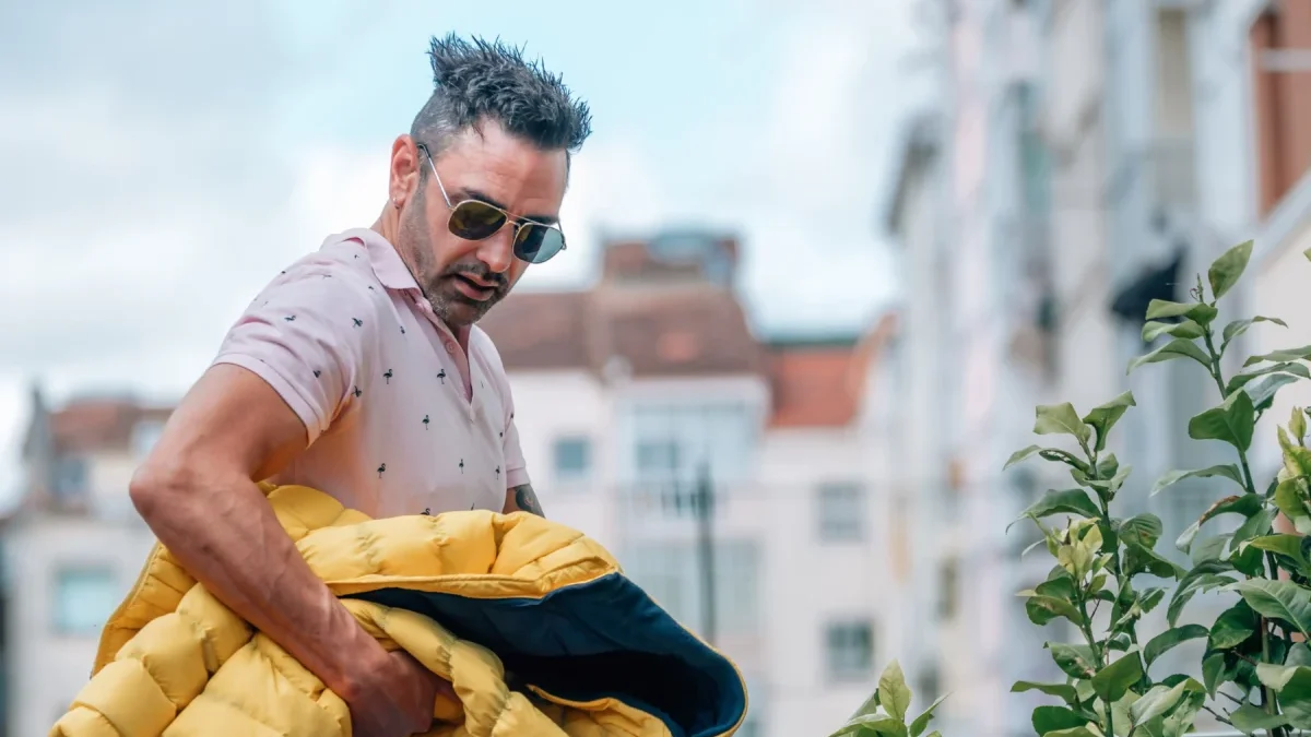 Muž s bundou pod paží.