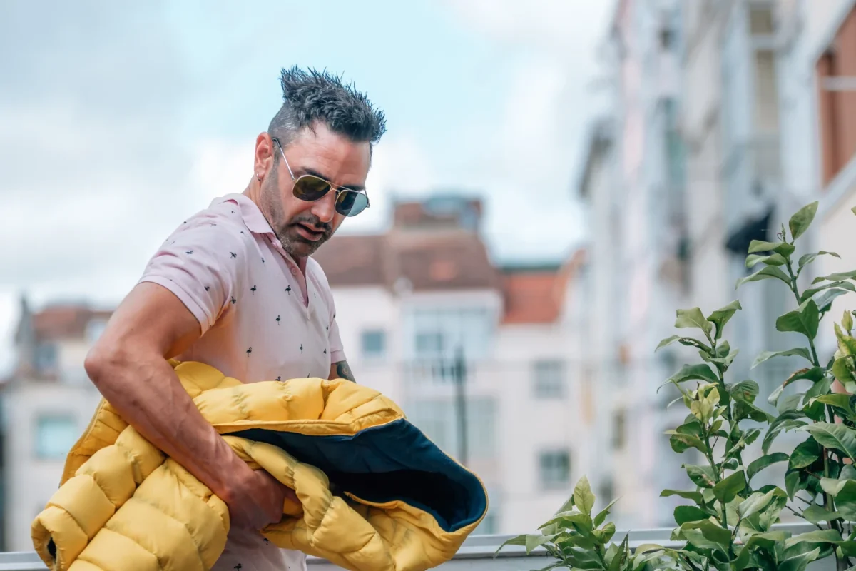 Muž s bundou pod paží.