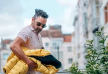 Muž s bundou pod paží.