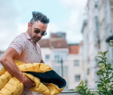 Muž s bundou pod paží.