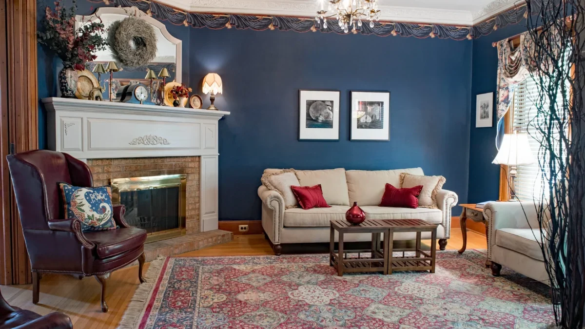 útulný pokoj s pohovkou a krbem