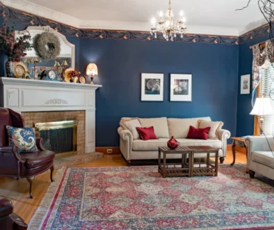 útulný pokoj s pohovkou a krbem