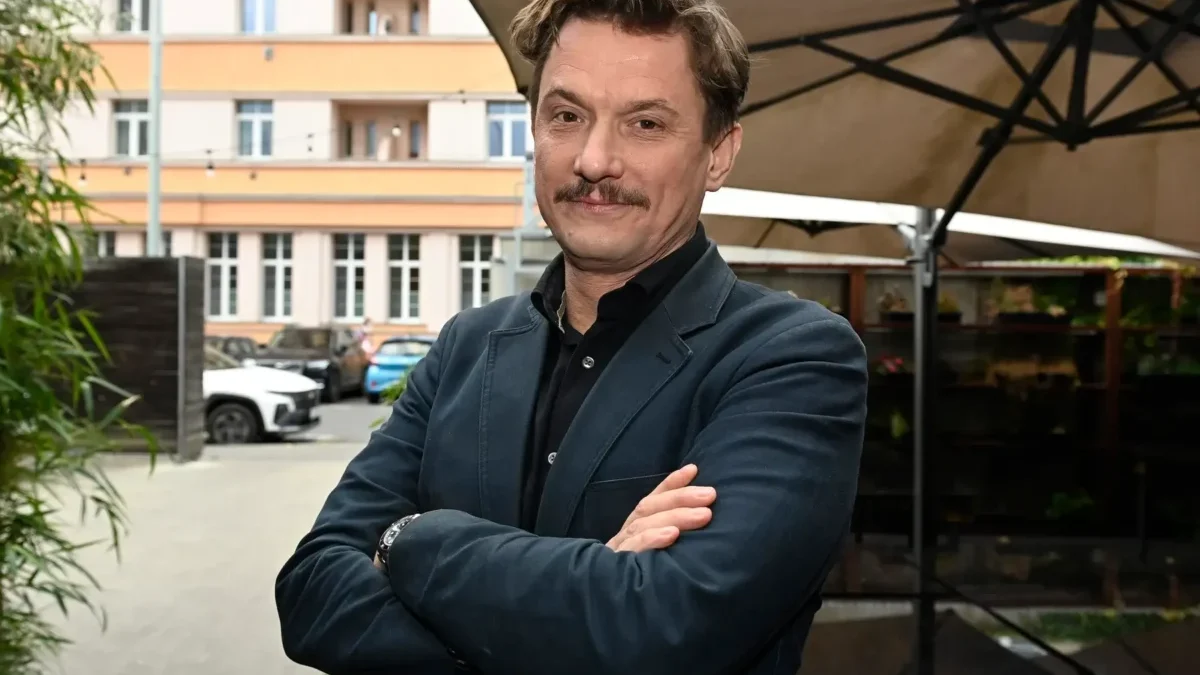 Tomáš Měcháček má založené ruce.