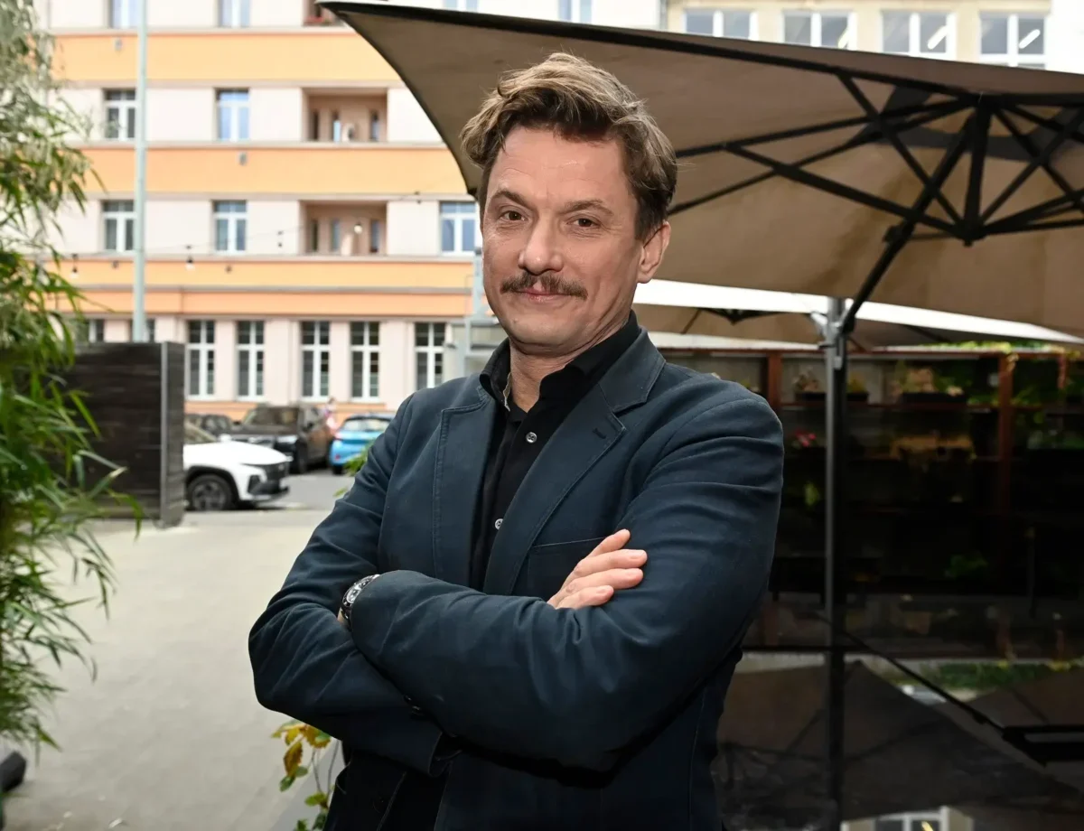 Tomáš Měcháček má založené ruce.