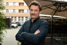 Tomáš Měcháček má založené ruce.