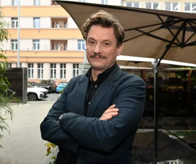 Tomáš Měcháček má založené ruce.