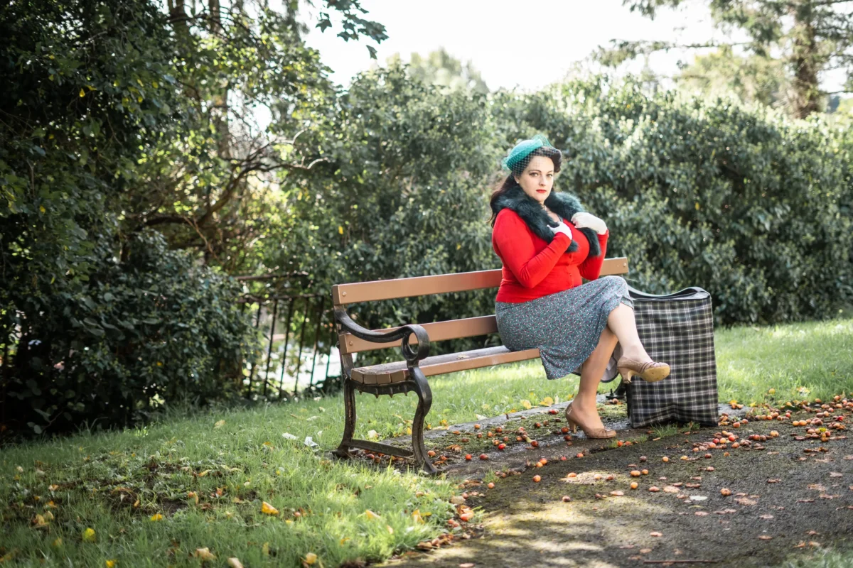 Žena sedí na lavičce.