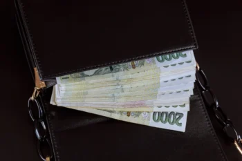 V peněžence jsou bankovky.