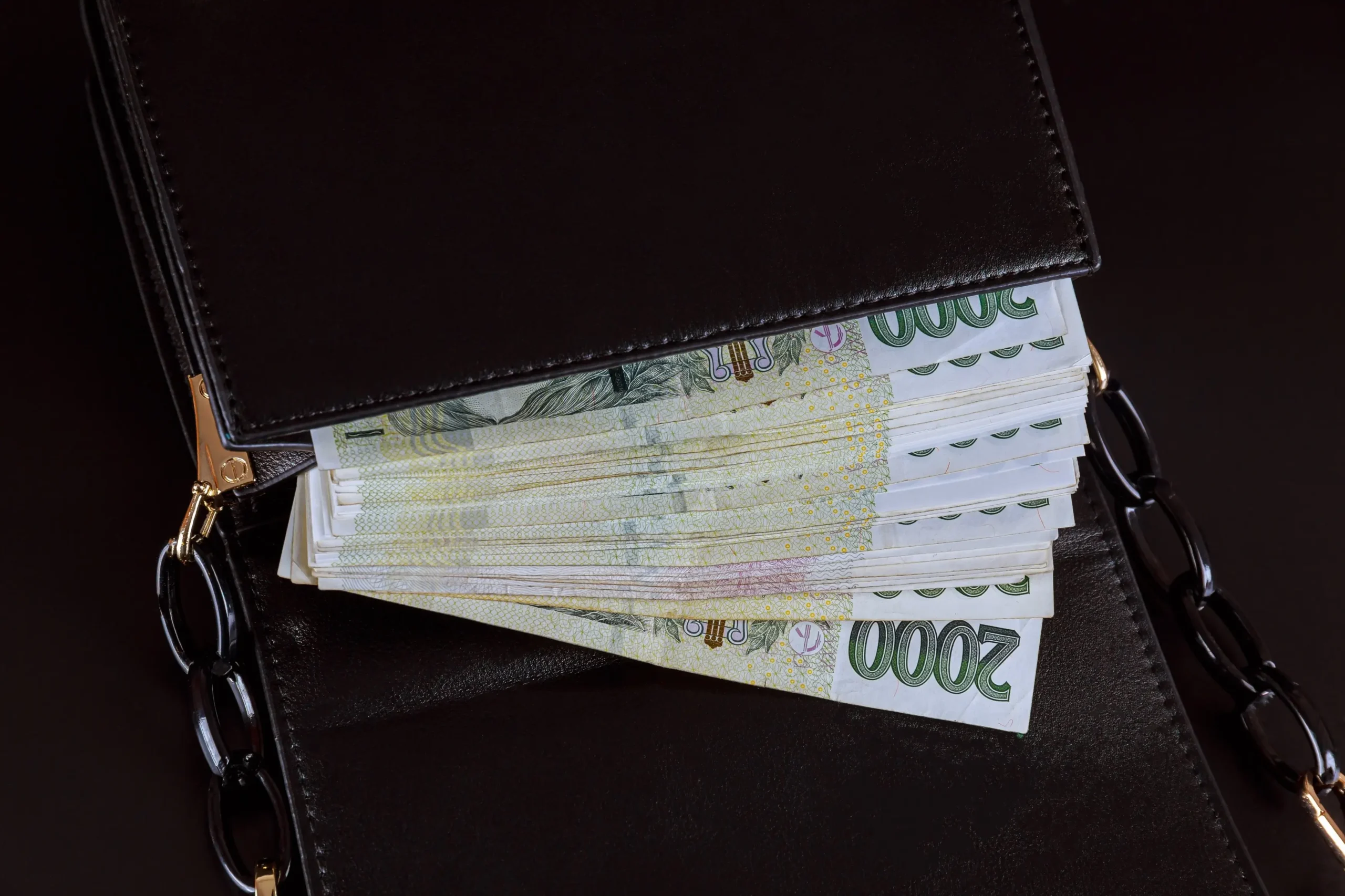 V peněžence jsou bankovky.