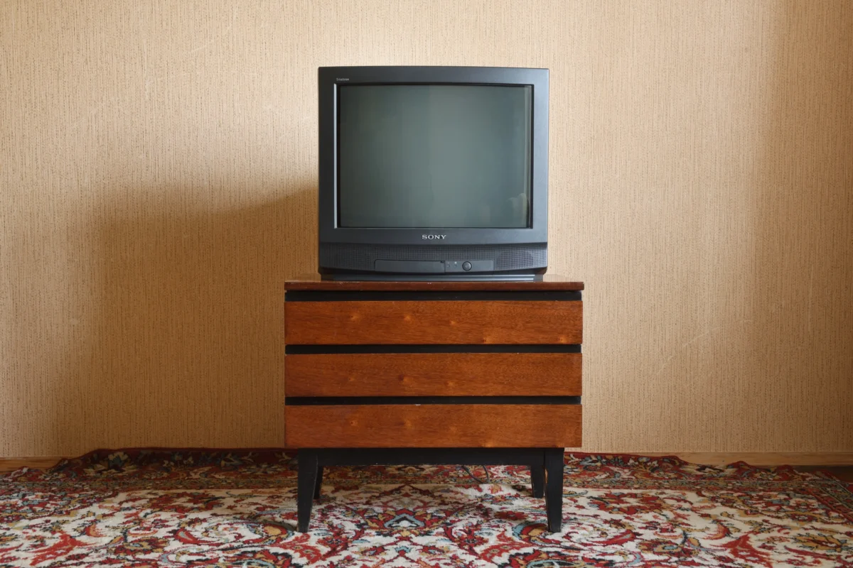 Prostoru dominuje retro televize.