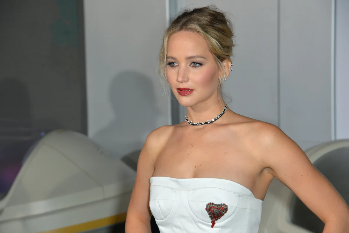 Jennifer Lawrence se dívá do strany. 
