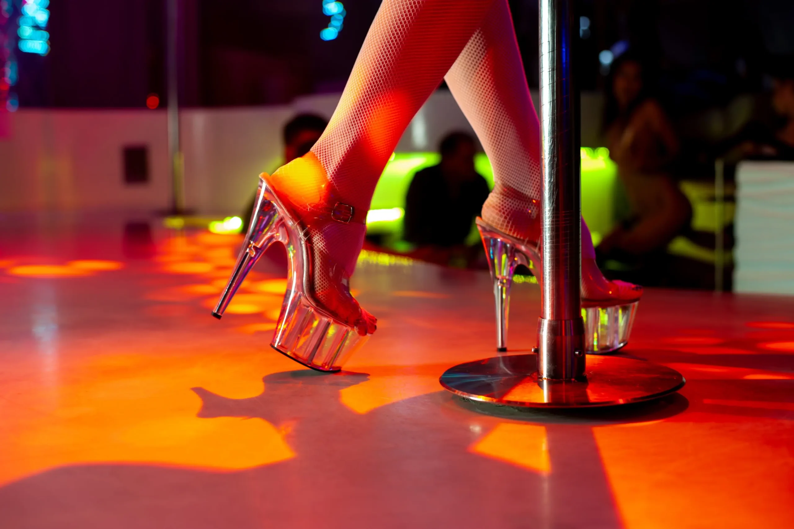 Boty na vysokém podpatku u striptýzové tyče