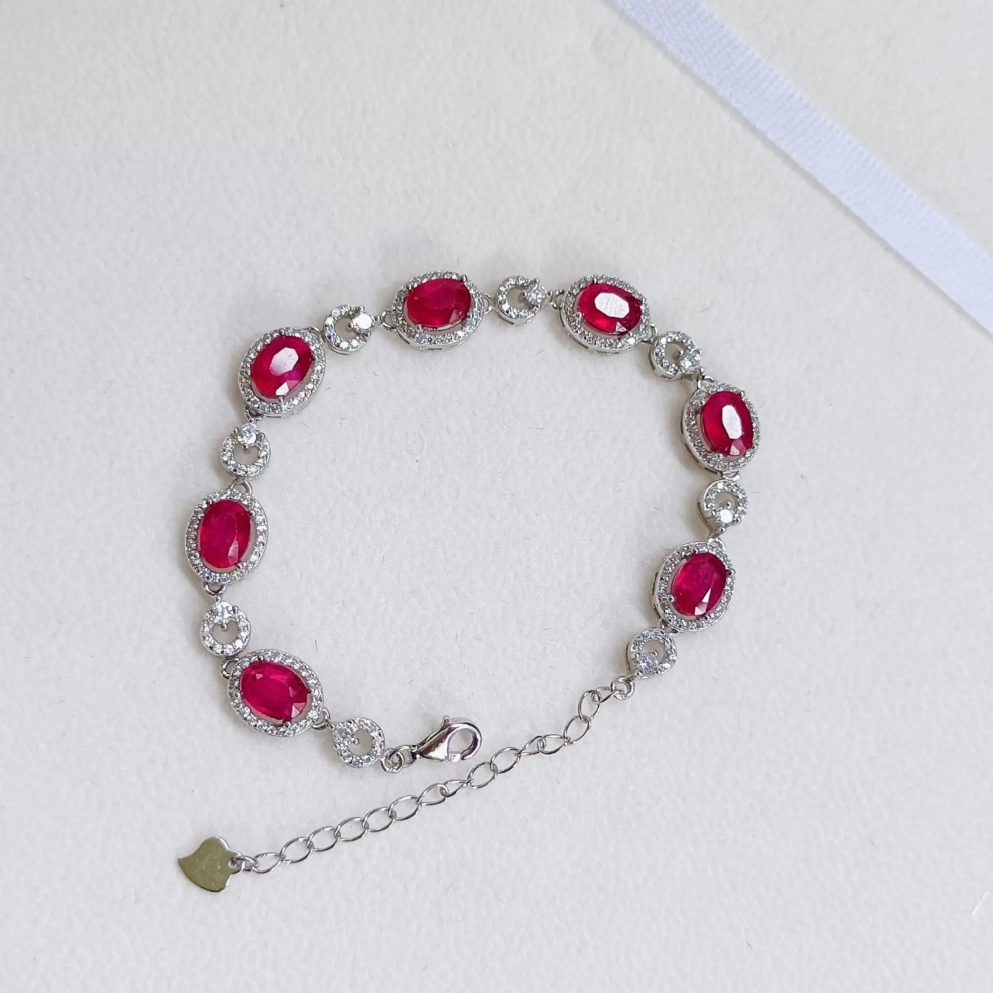 I vzácný náramek může vypadat jako bižuterie. Přitom je plný diamantů