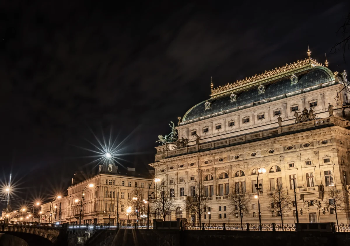 Budova Národního divadla v noci.