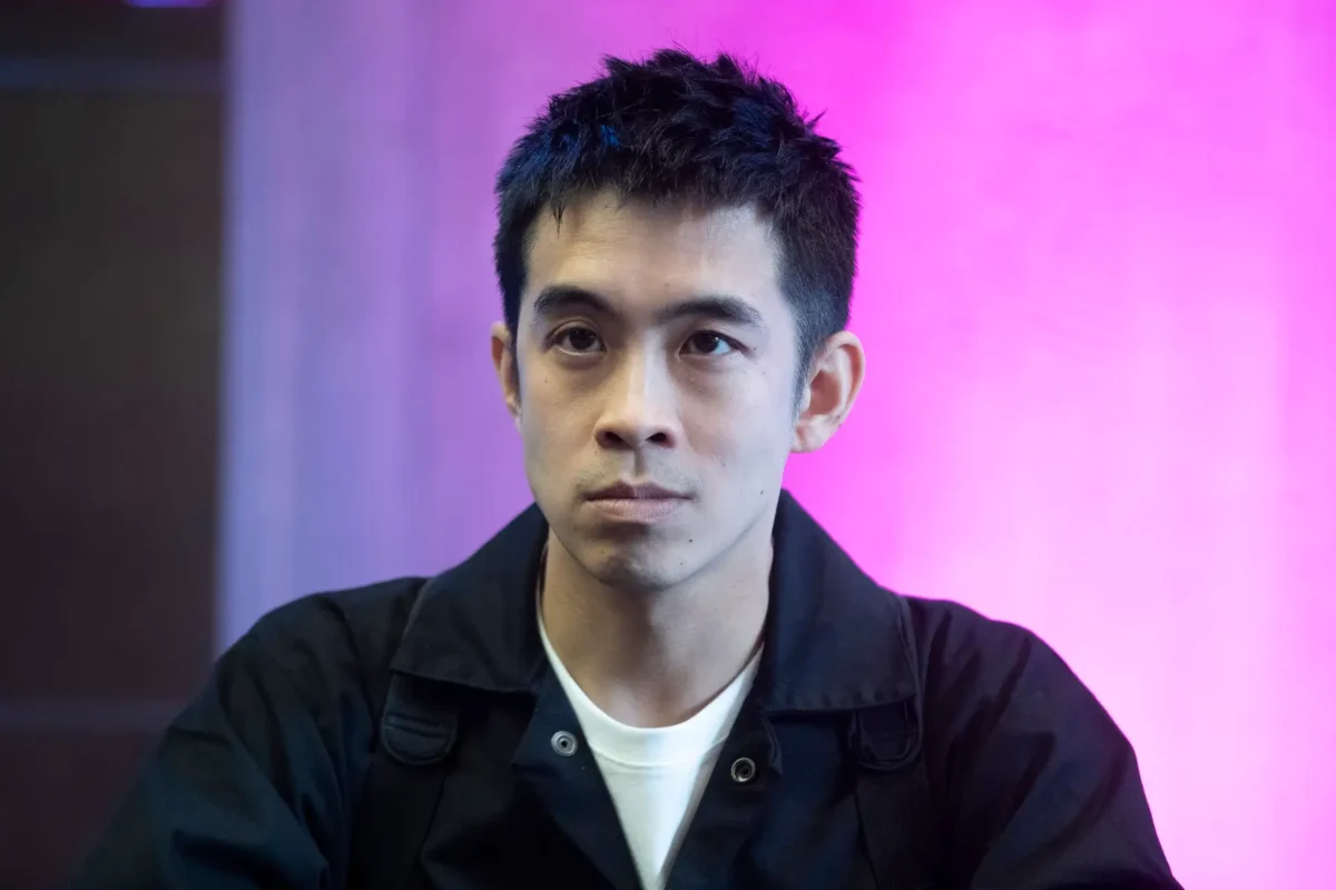 Lukáš Duy Anh Tran se tváří vážně.