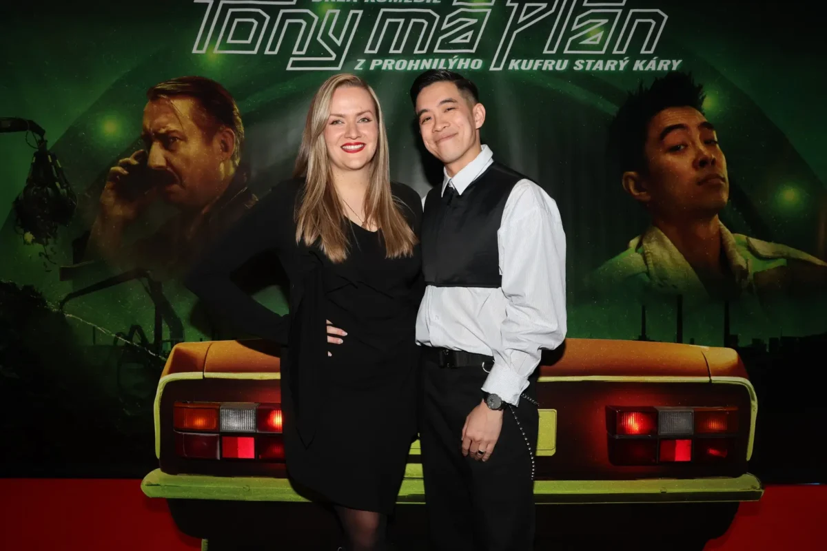 Lukáš Tran a Barbora Kočičková stojí vedle sebe.