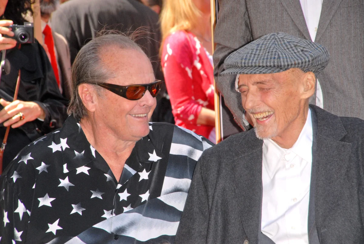 Jack Nicholson se usmívá na muže.
