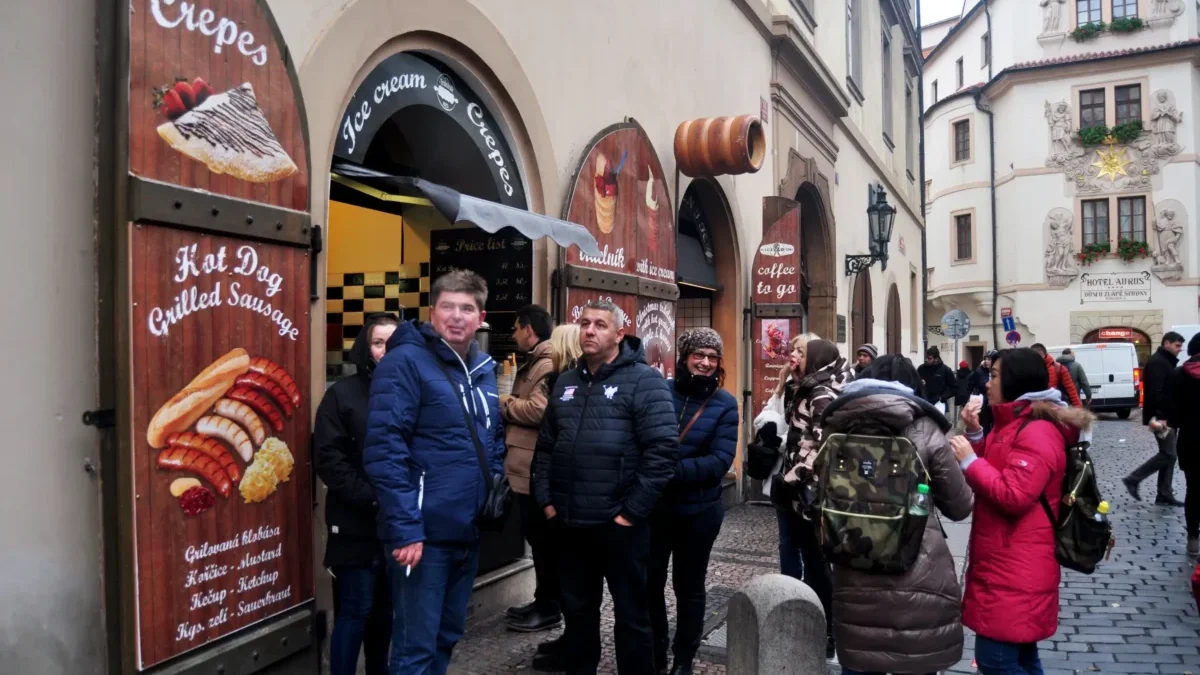 Zahraniční turisté u trdelníku.