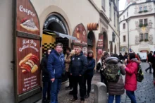 Zahraniční turisté u trdelníku.