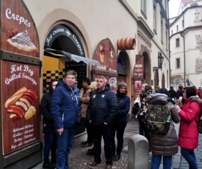 Zahraniční turisté u trdelníku.