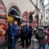 Zahraniční turisté u trdelníku.