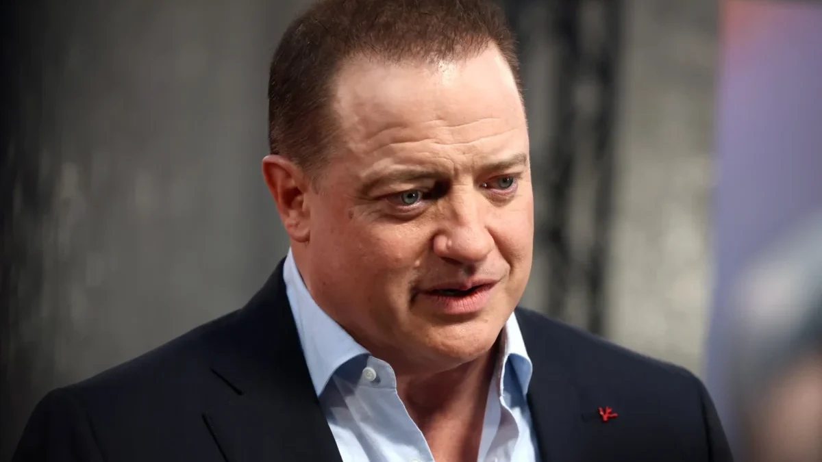 Brendan Fraser se dívá do strany.