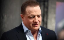 Brendan Fraser se dívá do strany.